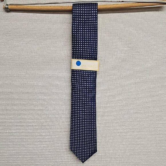 MICHAEL KORS NAVY GEOMETRIC SILK TIE BFPM-07-056 - Picture 1 of 5